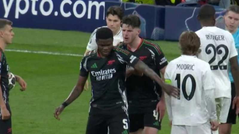 partey-lanh-the-vang-khong-dang-co-declan-rice-noi-doa-ngay-tren-san